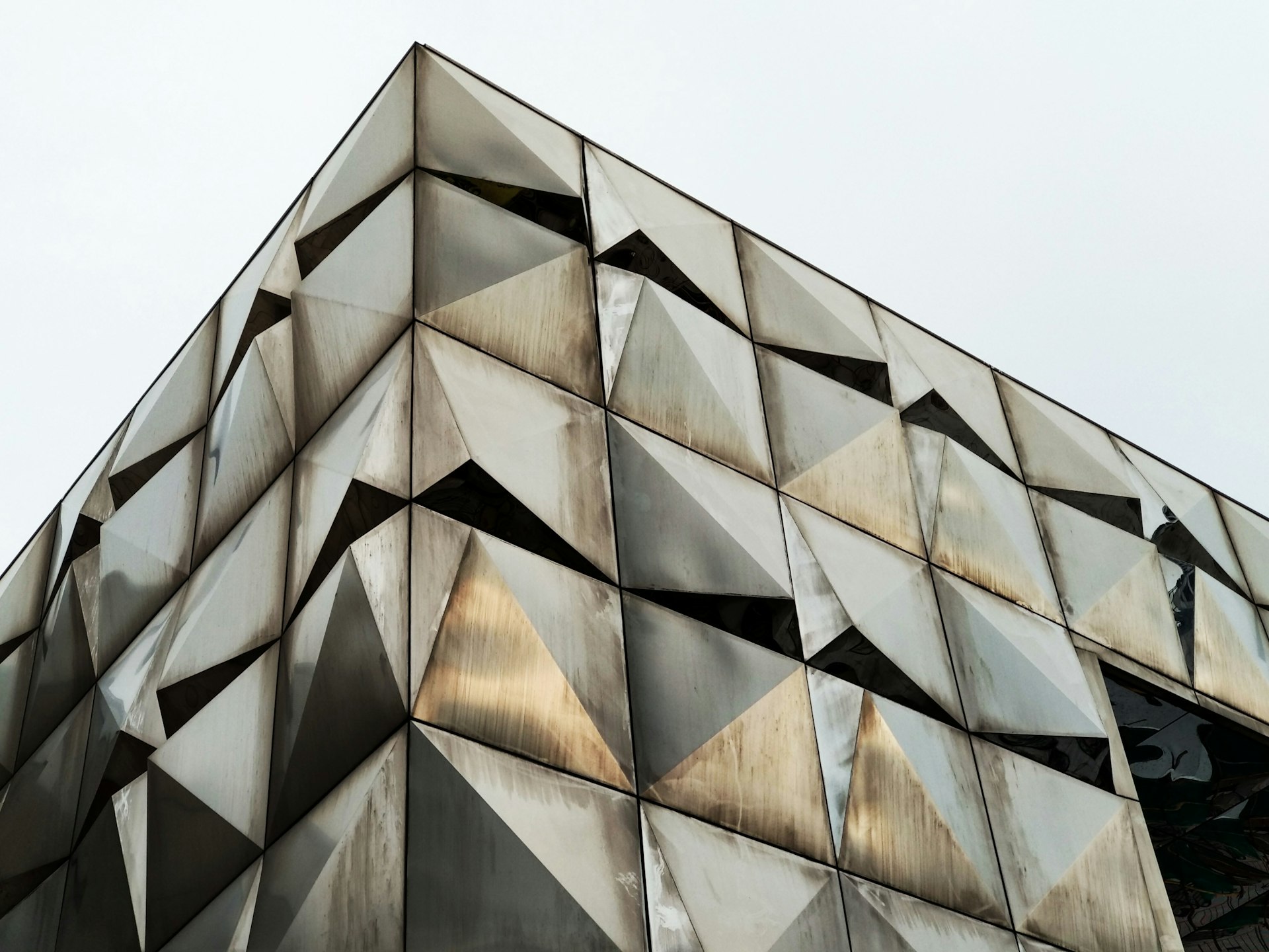 Modernes Gebäude mit Metallfassade